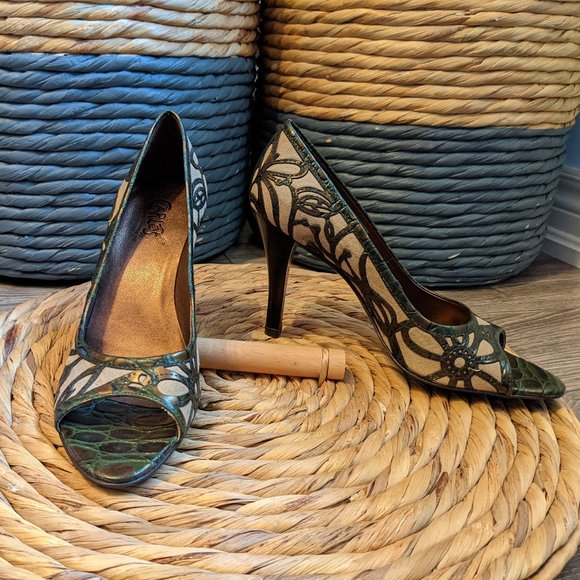 NWOT (W6.5) - CARLOS SANTANA Suede Peeptoe Pump - Picture 1 of 8
